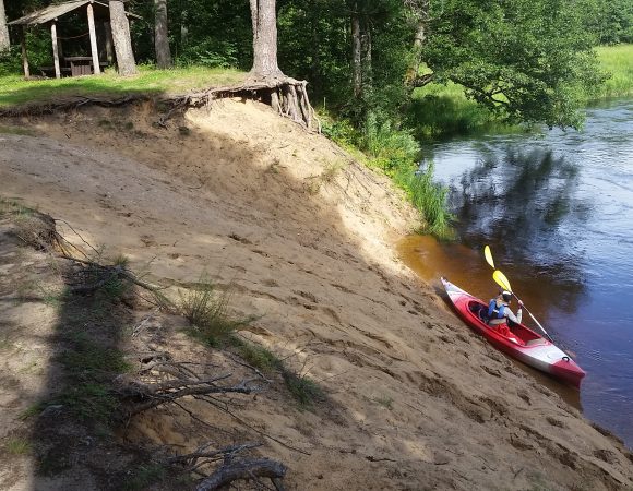 Po pasiplaukiojimo Širvintos upe – pilna baidarė šiukšlių